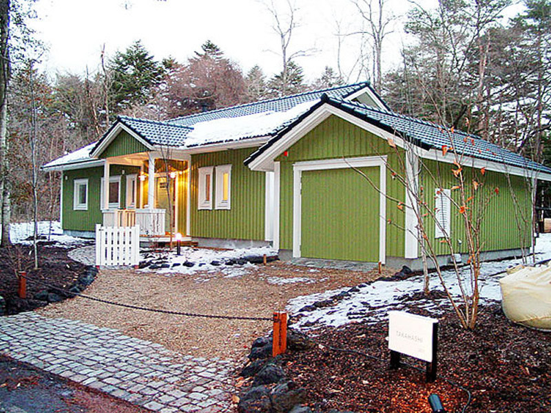 Medium sized and green scandinavian bungalow detached house in Kobe with wood cladding, a pitched roof and a tiled roof.