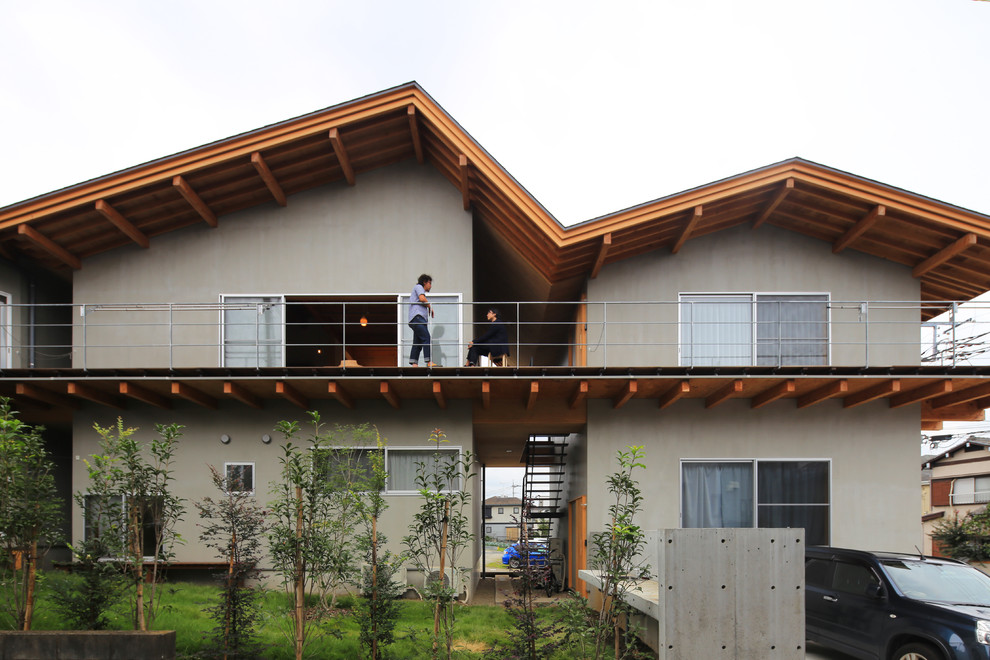 Zweistöckiges Asiatisches Wohnung mit grauer Fassadenfarbe und Satteldach in Tokio Peripherie