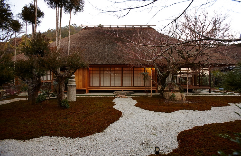 Asiatisches Haus mit brauner Fassadenfarbe in Kyoto