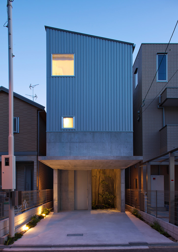 大阪にある高級な中くらいなモダンスタイルのおしゃれな家の外観 (コンクリートサイディング) の写真