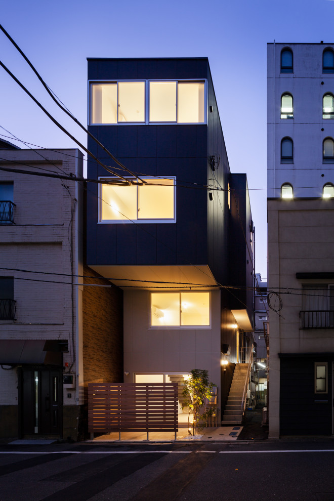 Kleines, Dreistöckiges Modernes Wohnung mit Betonfassade, schwarzer Fassadenfarbe und Flachdach in Tokio