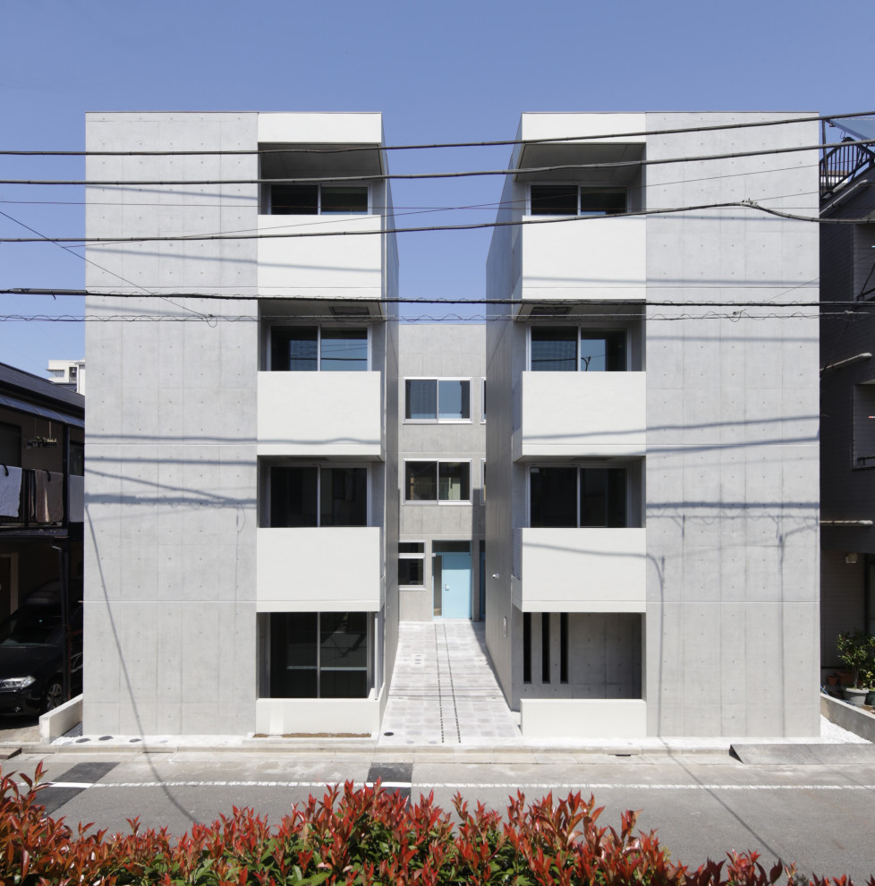 Cette image montre un grande façade d'immeuble minimaliste.