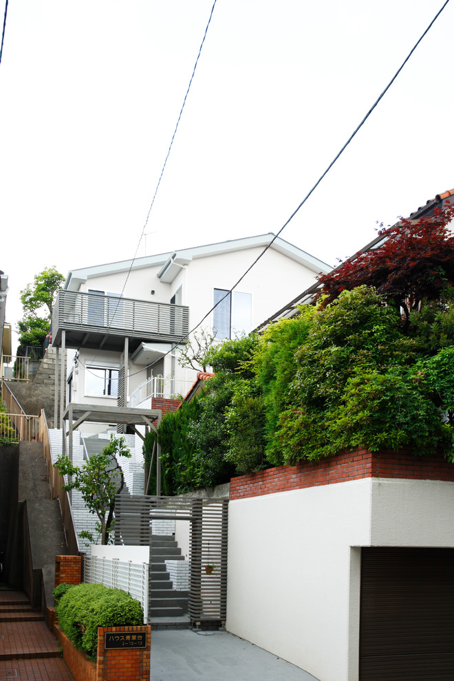 横浜にあるお手頃価格の中くらいなモダンスタイルのおしゃれな家の外観の写真