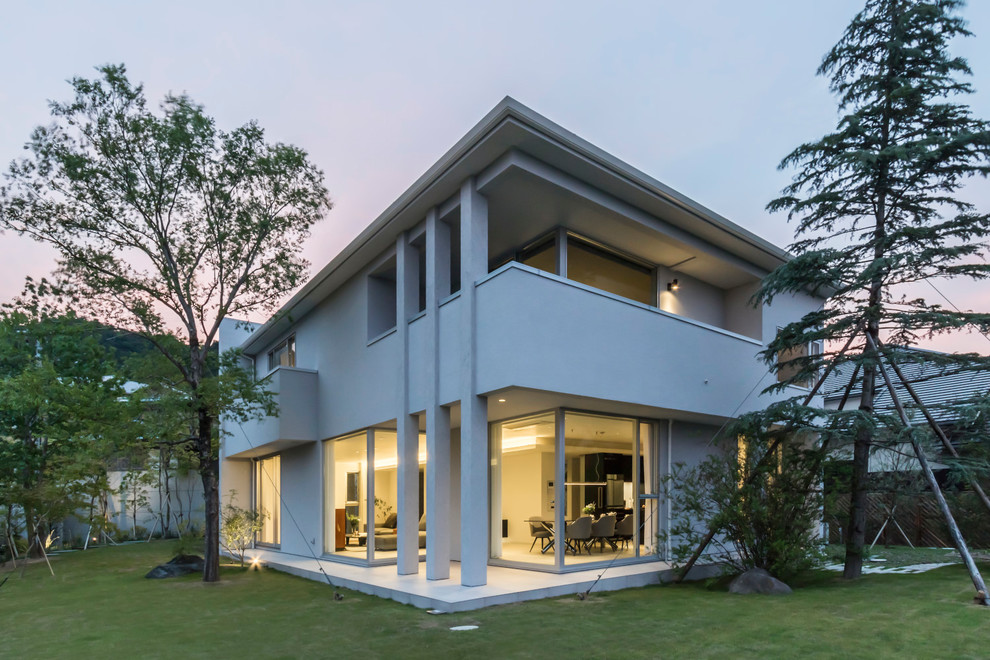 Источник вдохновения для домашнего уюта: двухэтажный, белый частный загородный дом в стиле модернизм с мансардной крышей