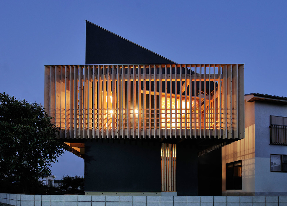 Idee per la facciata di una casa grigia contemporanea a due piani