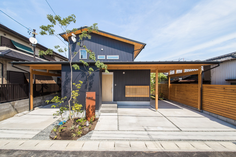 На фото: черный частный загородный дом в японском стиле в восточном стиле