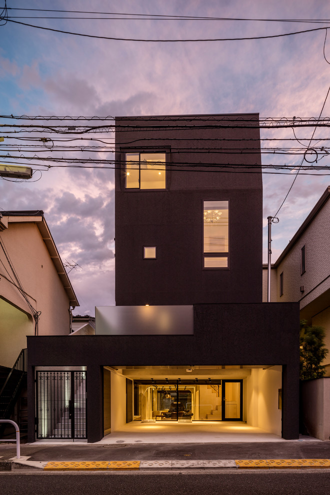 Diseño de fachada de casa negra minimalista grande de tres plantas con revestimiento de estuco, tejado de un solo tendido y tejado de metal