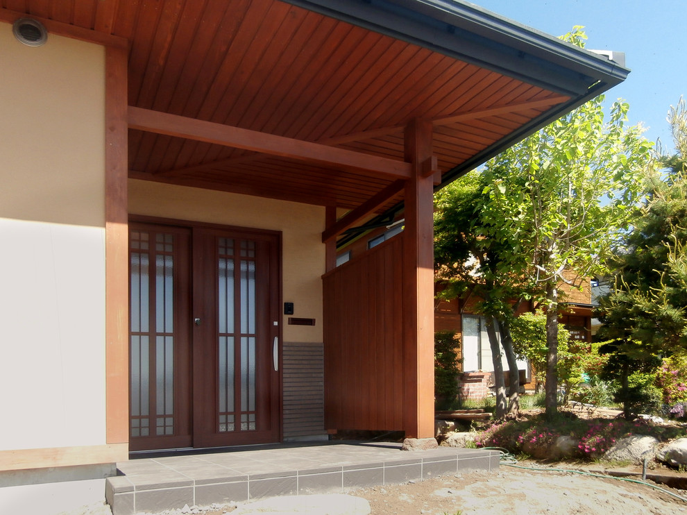 Mittelgroßes, Zweistöckiges Asiatisches Einfamilienhaus mit beiger Fassadenfarbe, Walmdach und Ziegeldach in Sonstige