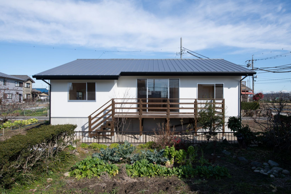 Mittelgroßes, Einstöckiges Asiatisches Einfamilienhaus mit Mix-Fassade, weißer Fassadenfarbe, Satteldach und Blechdach in Nagoya