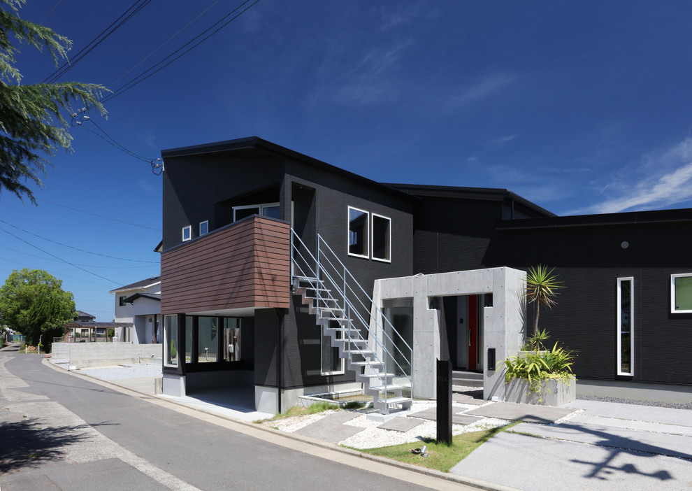 Ispirazione per la facciata di una casa piccola nera contemporanea a due piani con rivestimenti misti e copertura in metallo o lamiera