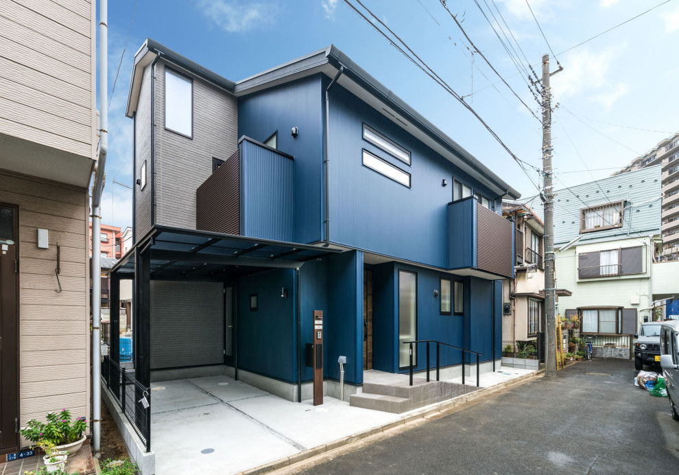 Diseño de fachada de casa azul urbana de dos plantas con revestimientos combinados, tejado a dos aguas y tejado de varios materiales