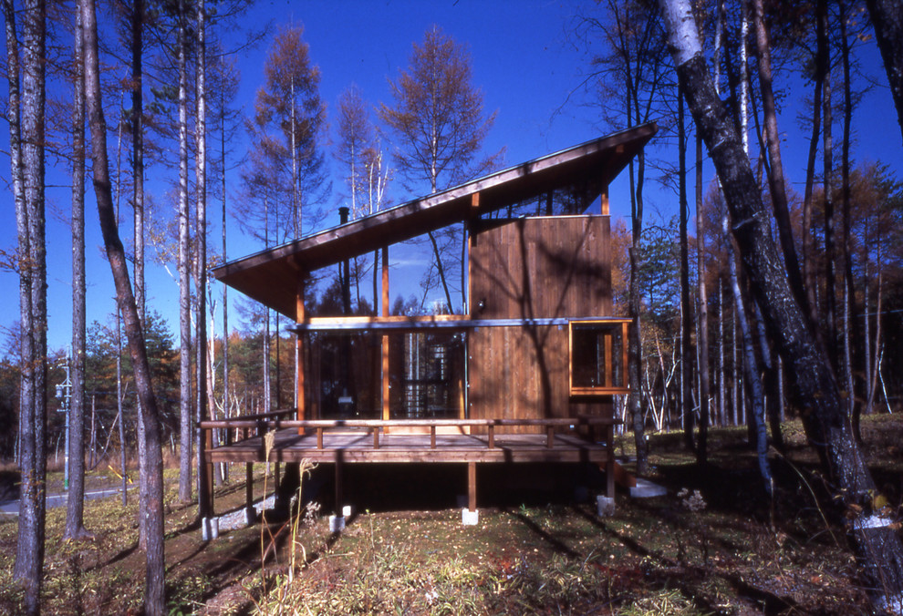 Foto della casa con tetto a falda unica marrone contemporaneo con rivestimento in legno