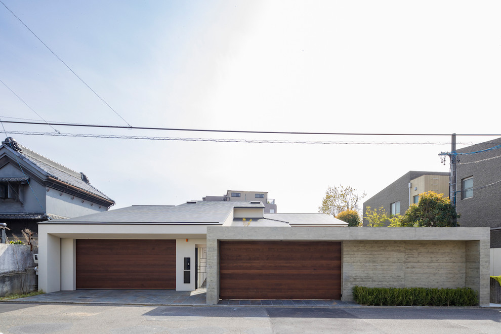 Einstöckiges Modernes Haus mit grauer Fassadenfarbe und Pultdach in Nagoya