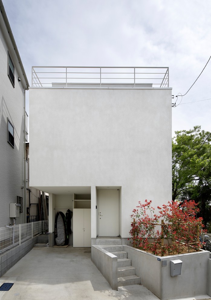 Стильный дизайн: маленький, трехэтажный, белый частный загородный дом в современном стиле с облицовкой из цементной штукатурки и плоской крышей для на участке и в саду - последний тренд