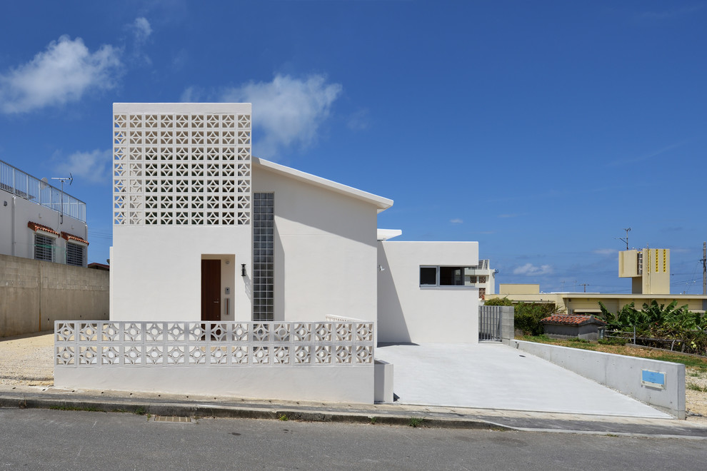 Idée de décoration pour une façade de maison blanche minimaliste.