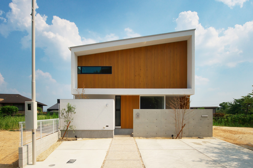 Ejemplo de fachada marrón contemporánea con tejado de un solo tendido
