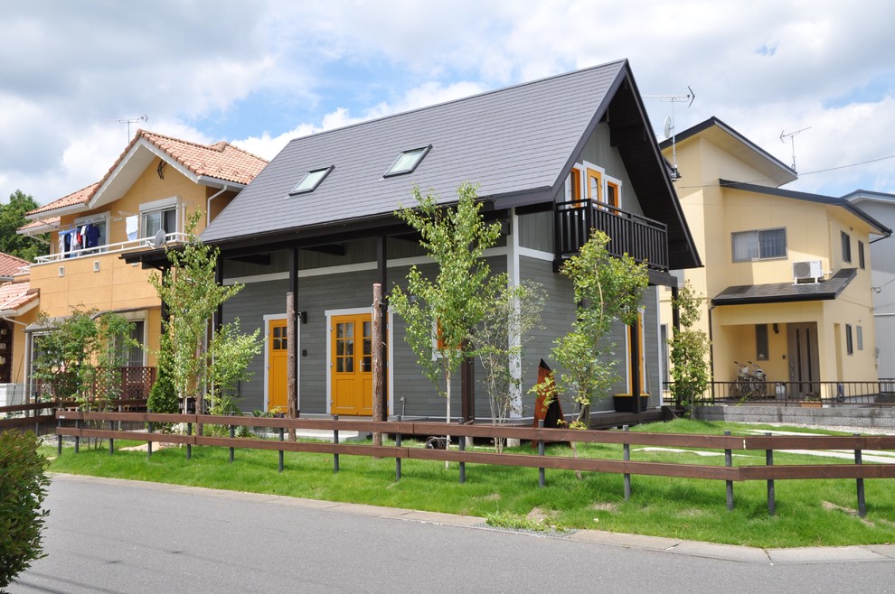 他の地域にある中くらいな北欧スタイルのおしゃれな家の外観 (混合材サイディング、緑の外壁) の写真