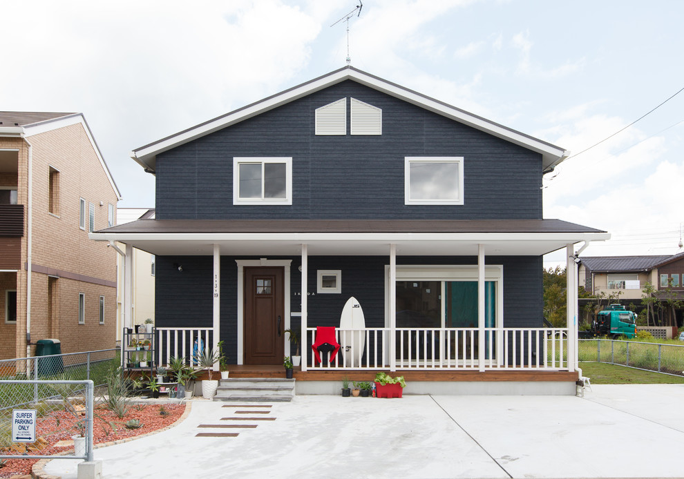 Стильный дизайн: двухэтажный, черный дом в морском стиле с двускатной крышей - последний тренд