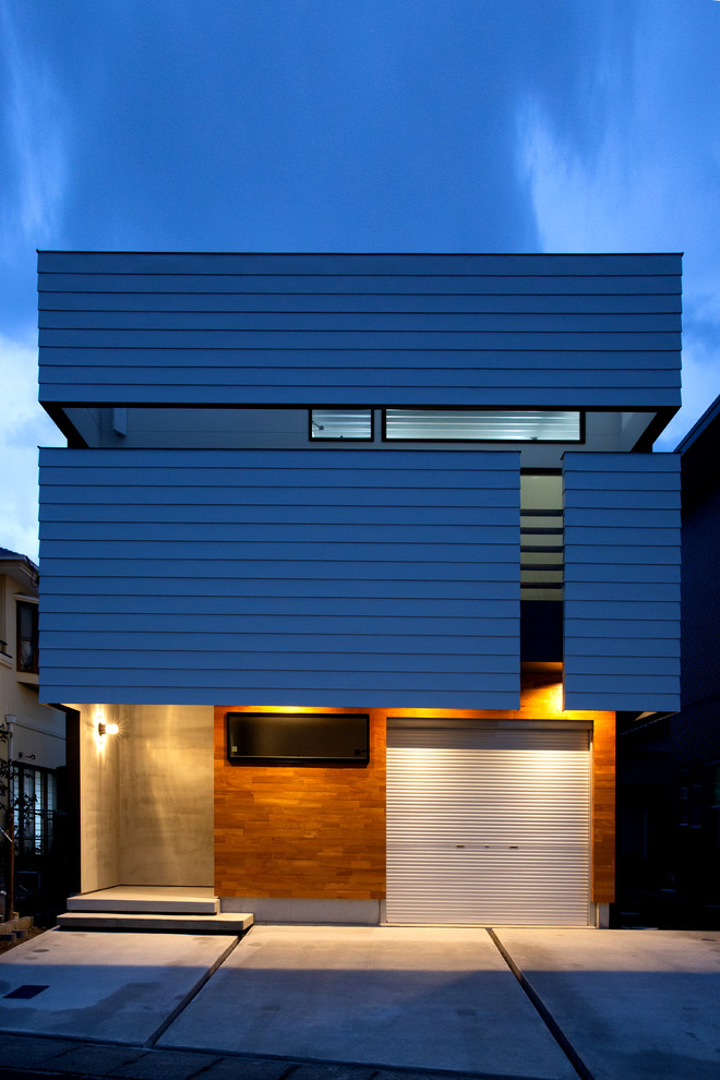 Ispirazione per la facciata di una casa grigia industriale con rivestimento in metallo e copertura in metallo o lamiera