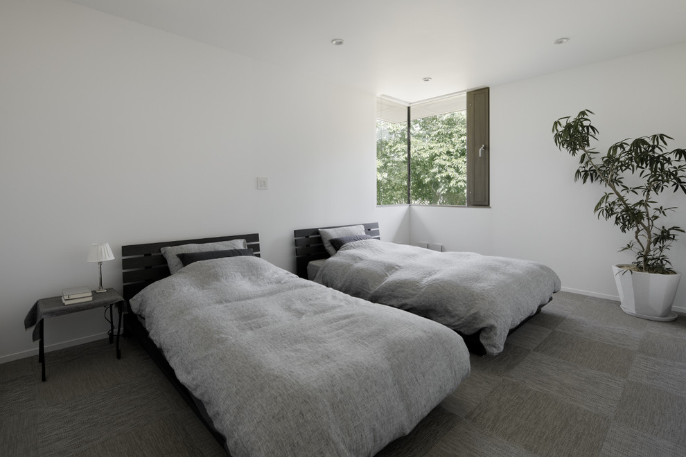 他の地域にあるモダンスタイルのおしゃれな主寝室 (白い壁、カーペット敷き、グレーの床) のレイアウト