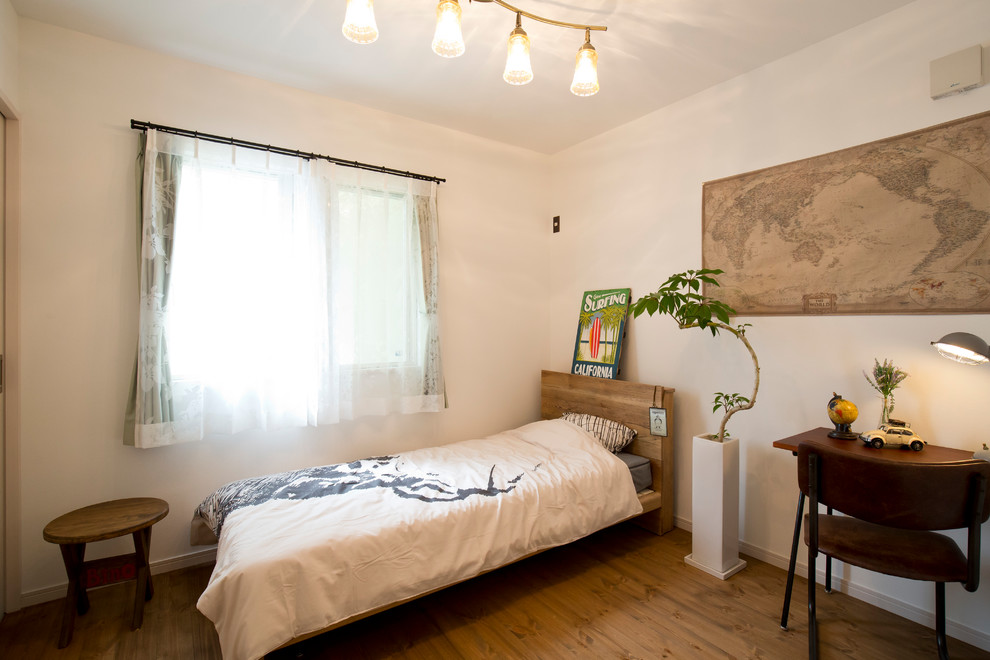 他の地域にある小さなコンテンポラリースタイルのおしゃれな寝室 (白い壁、無垢フローリング、茶色い床) のレイアウト