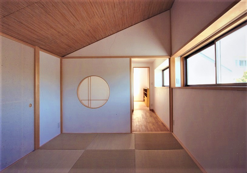 Ispirazione per una camera degli ospiti etnica con pareti bianche, pavimento in tatami e nessun camino