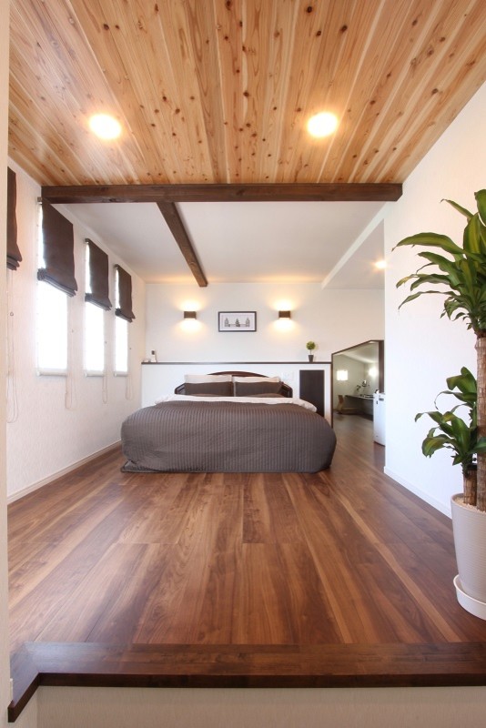 福岡にある広いコンテンポラリースタイルのおしゃれな主寝室 (白い壁、合板フローリング、茶色い床、板張り天井、壁紙) のレイアウト