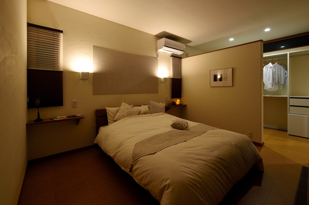 Пример оригинального дизайна: хозяйская спальня среднего размера с белыми стенами, пробковым полом и коричневым полом без камина