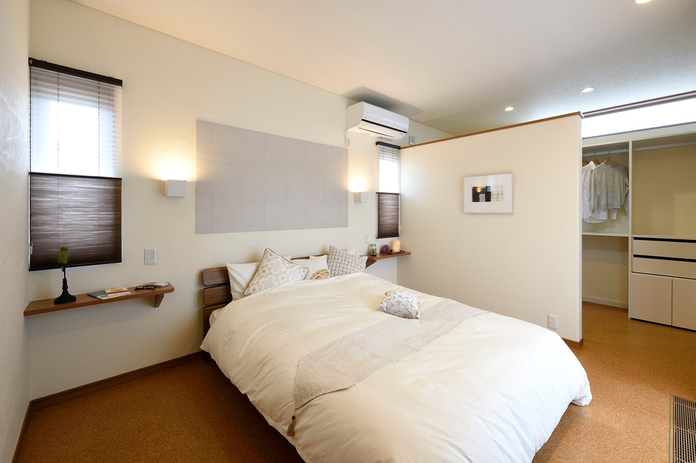 Idée de décoration pour une chambre vintage avec un mur blanc et un sol marron.
