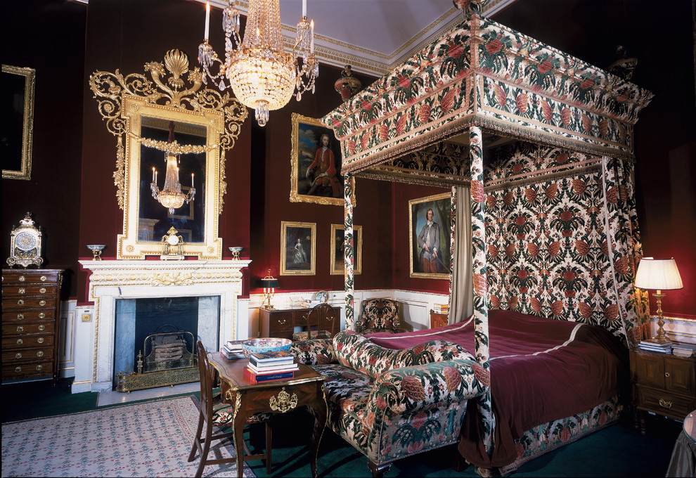 Источник вдохновения для домашнего уюта: спальня в викторианском стиле с стандартным камином и красными стенами