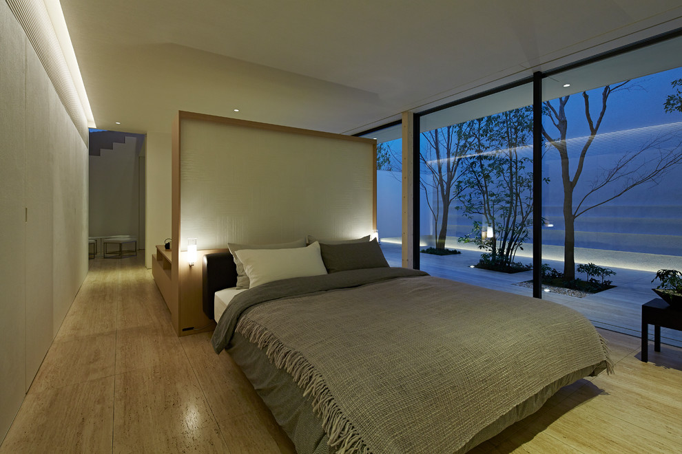 Ejemplo de dormitorio principal minimalista con paredes blancas, suelo de travertino y suelo beige