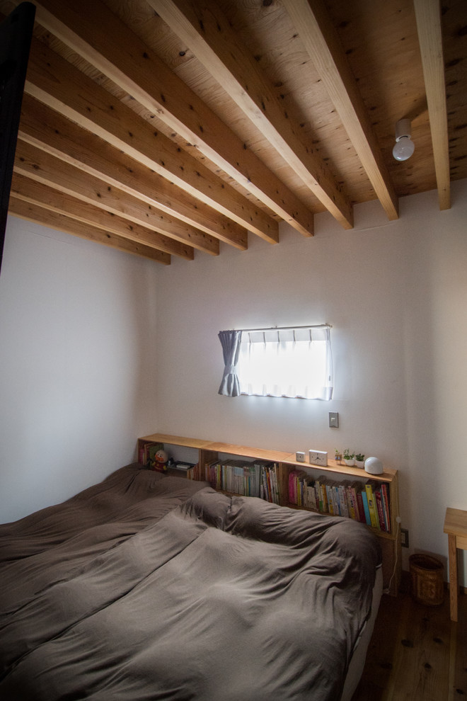 На фото: хозяйская спальня среднего размера в стиле модернизм с белыми стенами, паркетным полом среднего тона и коричневым полом без камина с