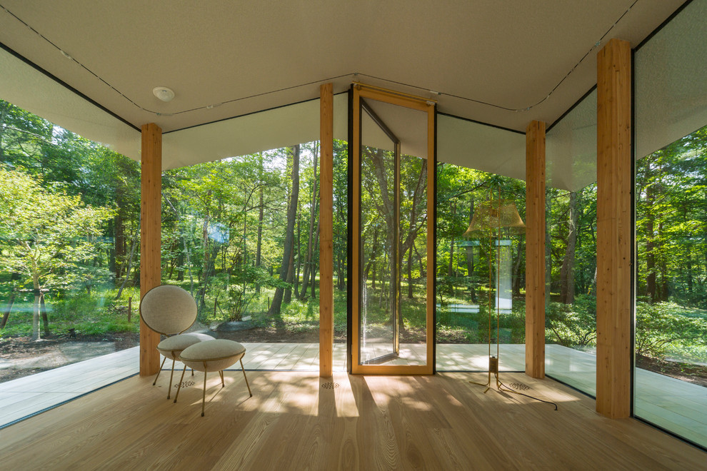 Modernes Schlafzimmer mit hellem Holzboden und braunem Boden in Tokio Peripherie