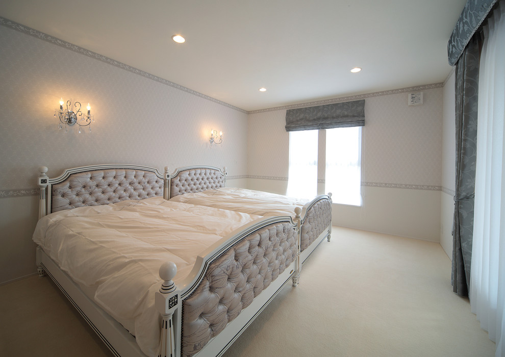 横浜にある広いトランジショナルスタイルのおしゃれな主寝室 (ピンクの壁、カーペット敷き、ベージュの床)