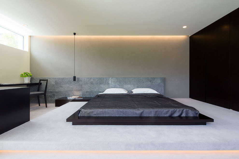 Ejemplo de dormitorio moderno con paredes multicolor y con escritorio