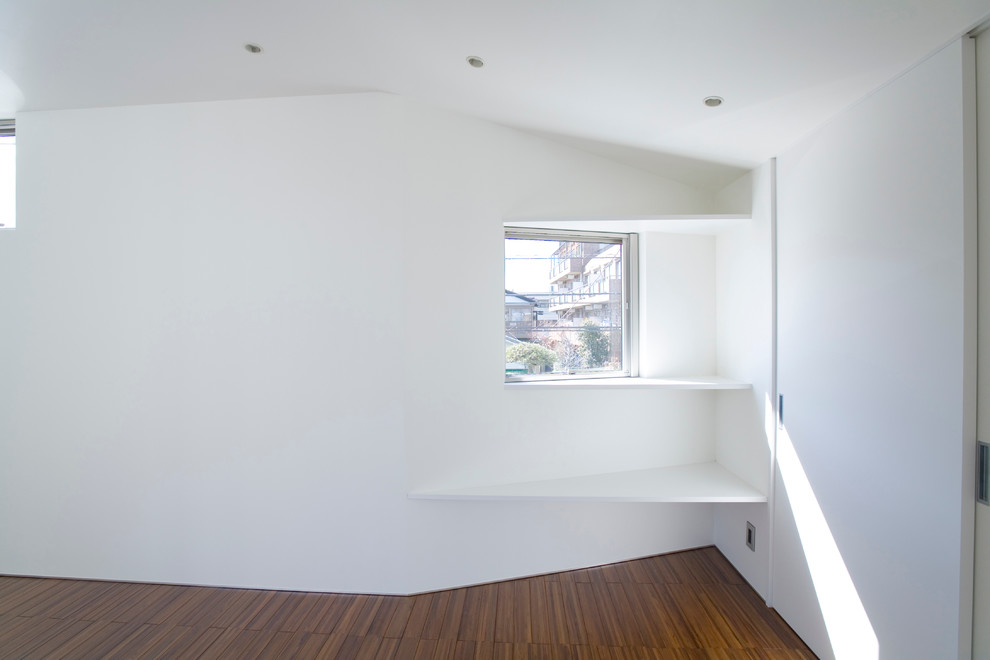 Aménagement d'une petite chambre parentale moderne avec un mur blanc, parquet foncé, aucune cheminée, un sol marron, un plafond en papier peint et du papier peint.