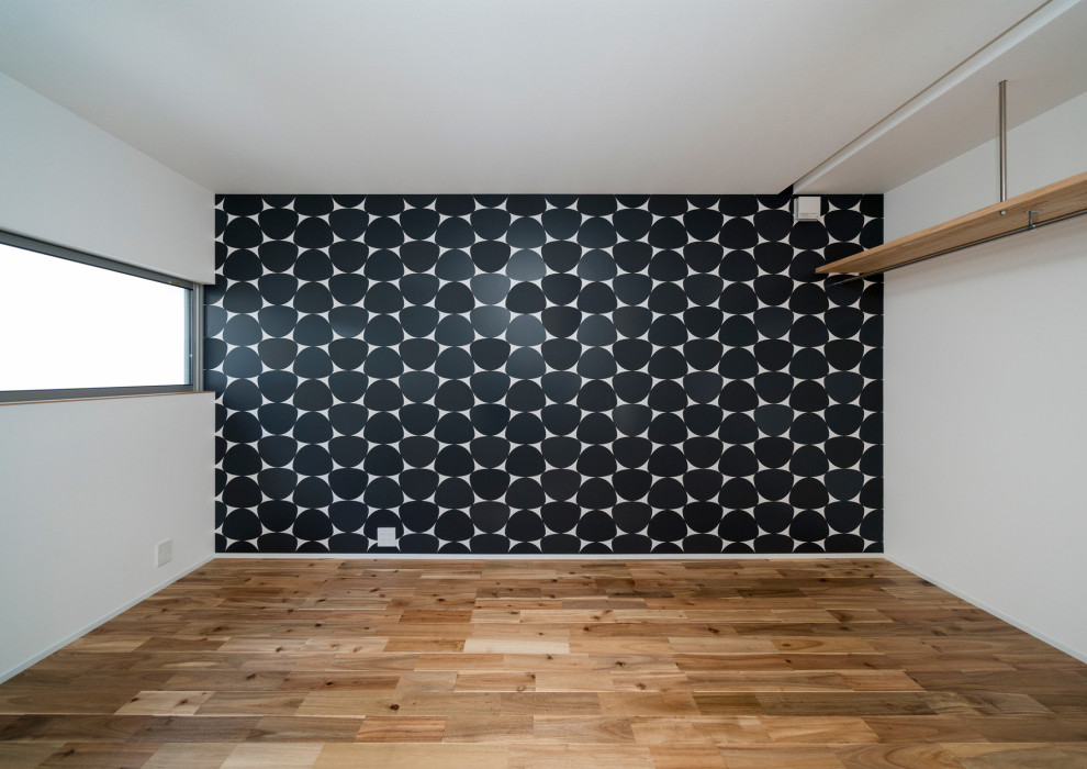 Idéer för att renovera ett litet minimalistiskt huvudsovrum, med flerfärgade väggar, mellanmörkt trägolv och beiget golv