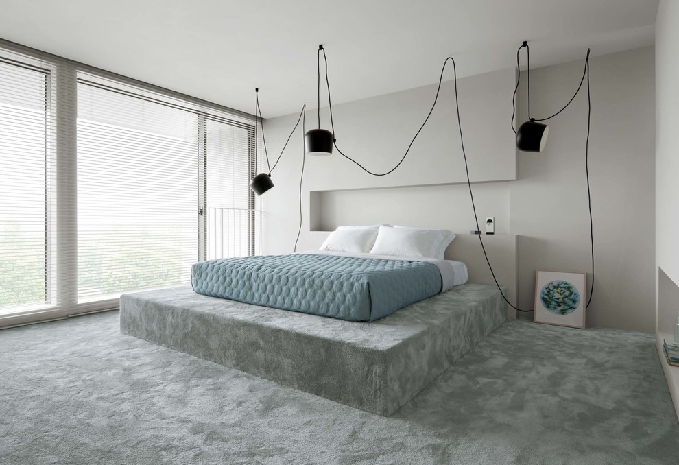 Imagen de dormitorio minimalista sin chimenea con moqueta y paredes blancas