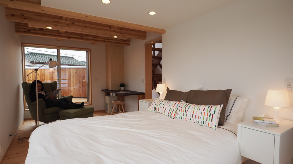 На фото: хозяйская спальня среднего размера в стиле неоклассика (современная классика) с белыми стенами и паркетным полом среднего тона без камина