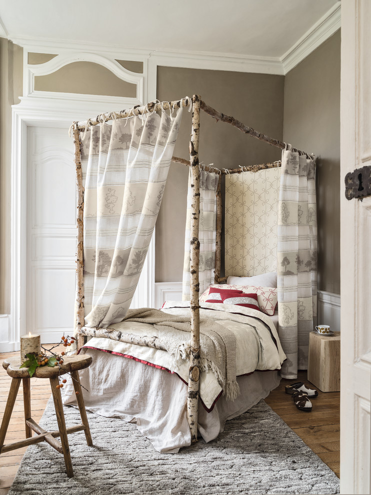 Immagine di una camera degli ospiti country con parquet chiaro e pareti grigie