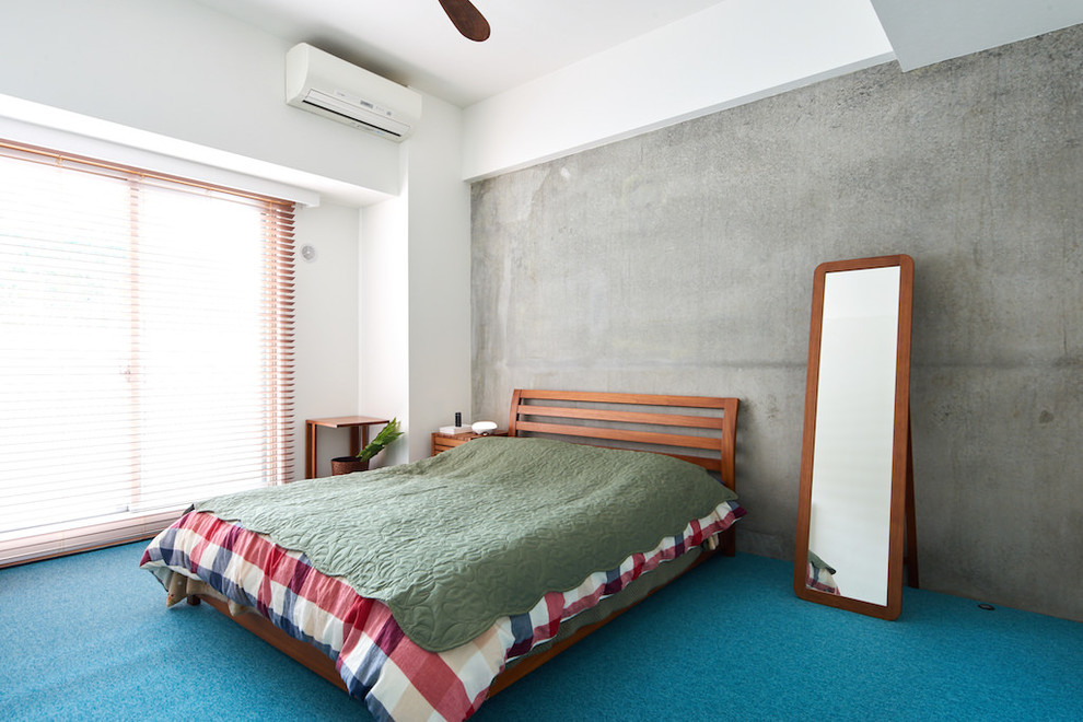 Пример оригинального дизайна: хозяйская спальня в стиле лофт с серыми стенами, ковровым покрытием и синим полом