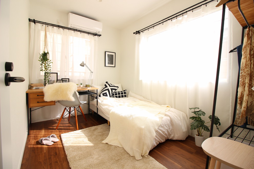東京23区にある小さな北欧スタイルのおしゃれな寝室 (白い壁、濃色無垢フローリング、茶色い床) のレイアウト