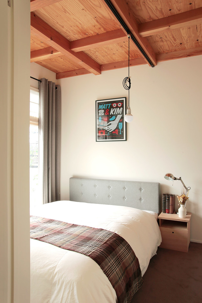 Diseño de dormitorio principal tradicional con moqueta y suelo marrón