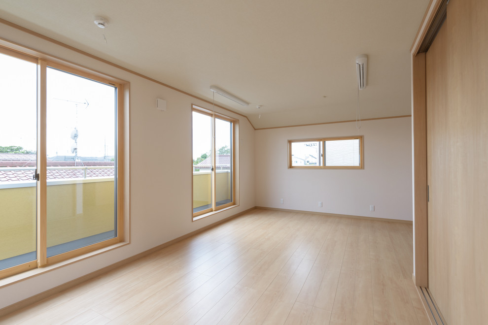 Asiatisches Hauptschlafzimmer ohne Kamin mit weißer Wandfarbe, Sperrholzboden und beigem Boden in Tokio Peripherie