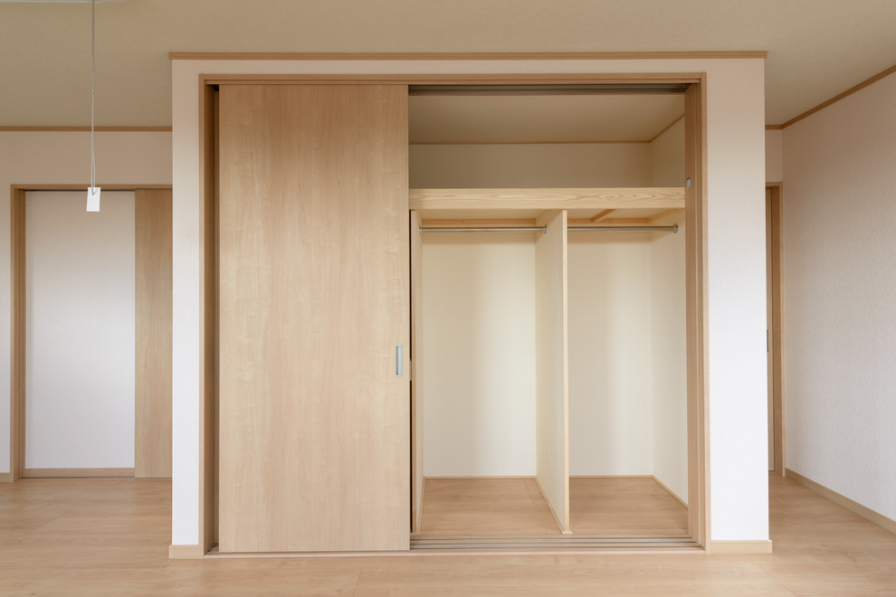 Imagen de dormitorio principal de estilo zen sin chimenea con paredes blancas, suelo de contrachapado y suelo beige