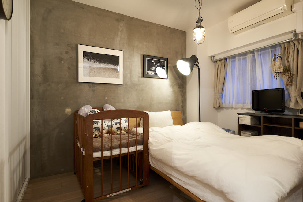 他の地域にあるインダストリアルスタイルのおしゃれな主寝室 (グレーの壁、無垢フローリング、茶色い床) のレイアウト