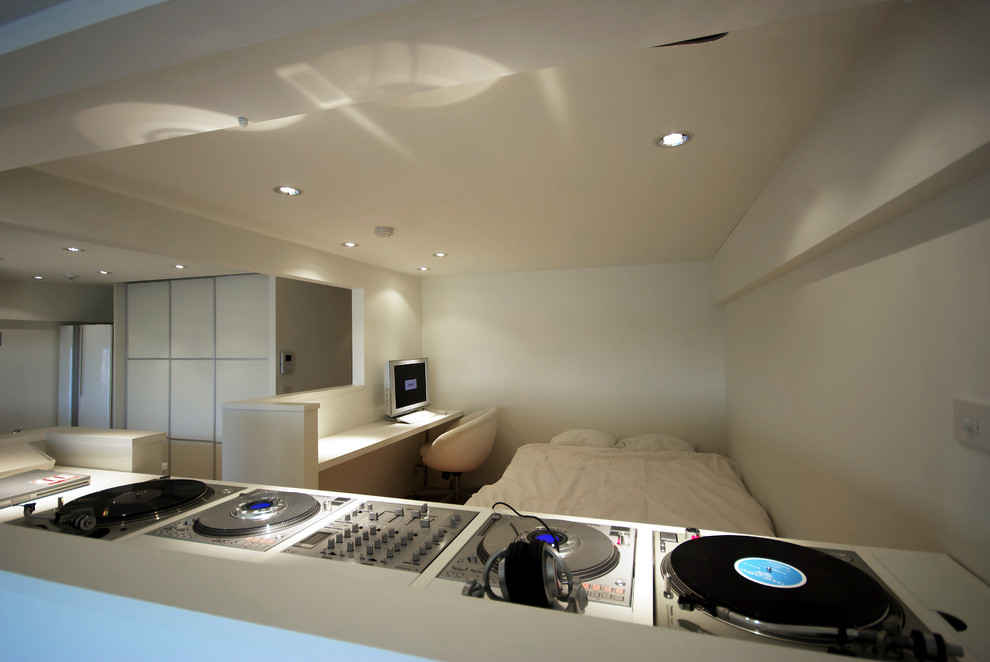 東京23区にある北欧スタイルのおしゃれな主寝室 (白い壁)