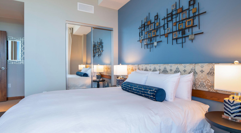 Idée de décoration pour une chambre avec moquette marine de taille moyenne avec un mur blanc et un sol beige.
