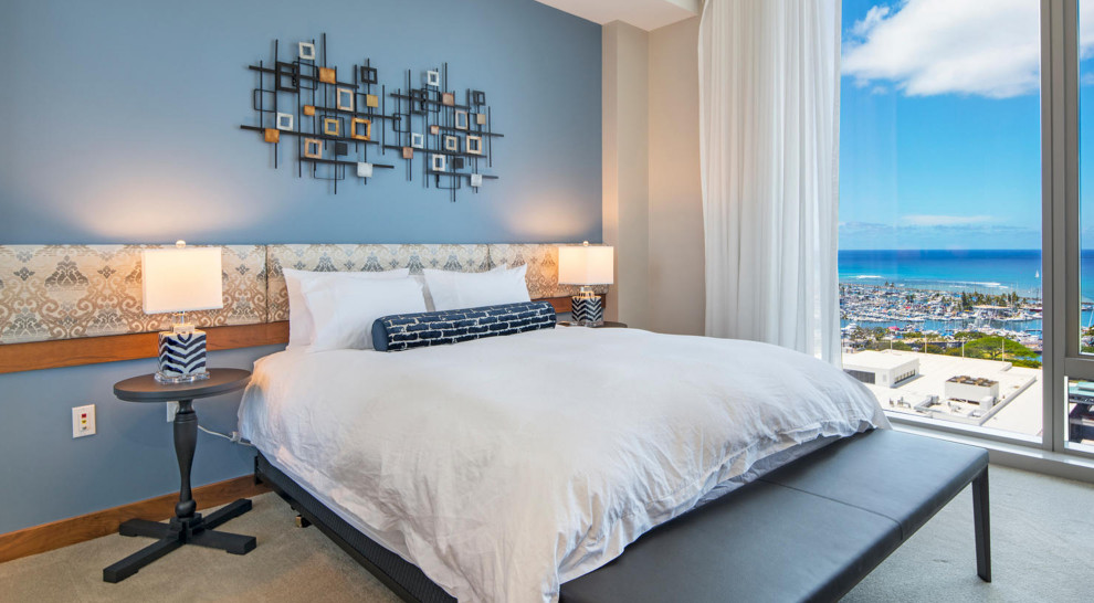 На фото: спальня среднего размера в морском стиле с синими стенами, ковровым покрытием и бежевым полом
