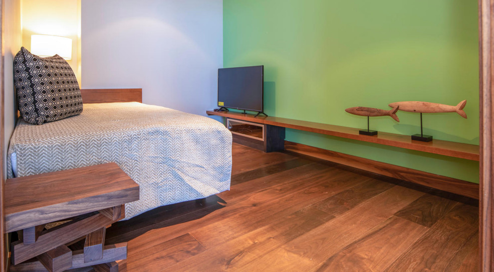 Modelo de dormitorio marinero de tamaño medio con paredes verdes y suelo marrón